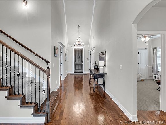 2nd image of 1217 W Ulysses St