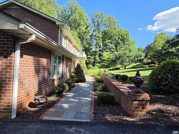 5th image of 985 Tanglewood Rd