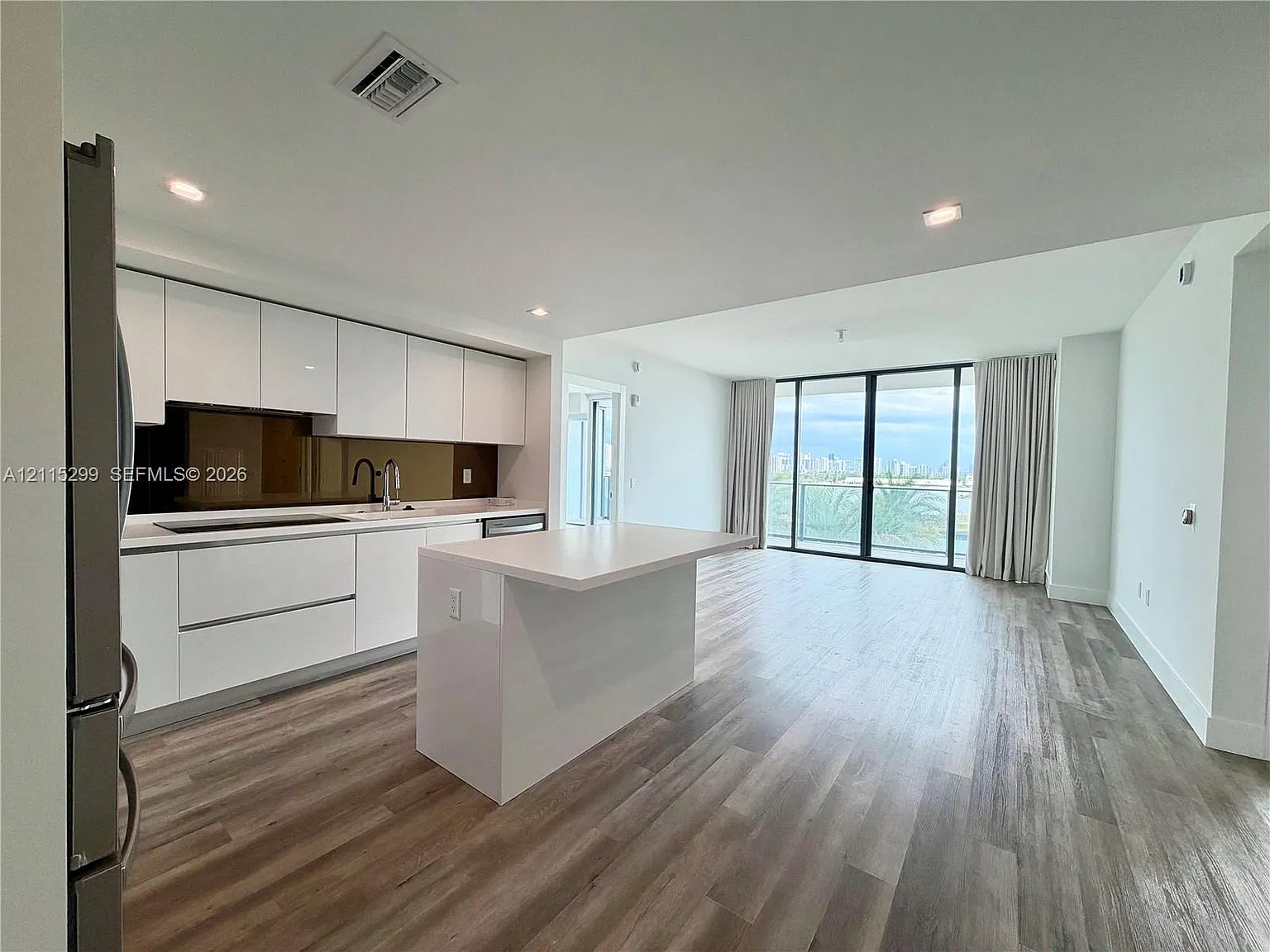2 bed, 2.0 bath, 1226 sqft, $5,800 — Photo 2