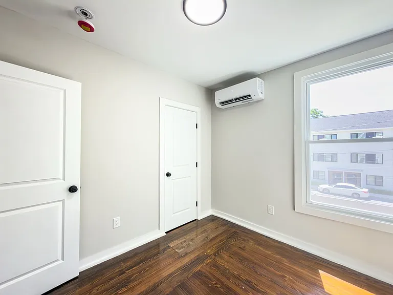 560 Howard Ave — Photo 22