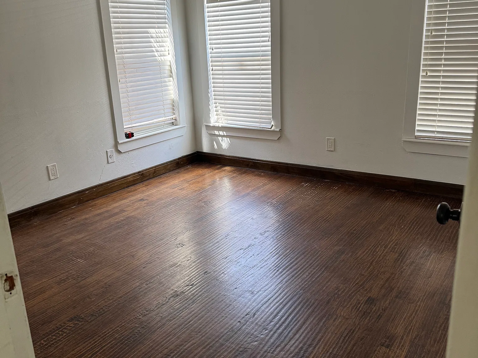 3 bed, 888 sqft, $2,300 — Photo 4