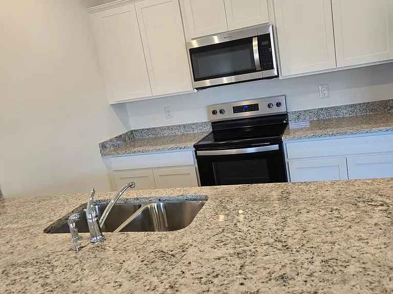 4206 Belcourt Ln NE — Photo 3