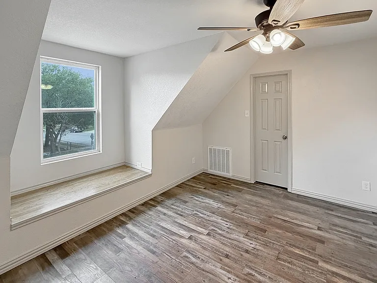 2424 McKinley Ave — Photo 7