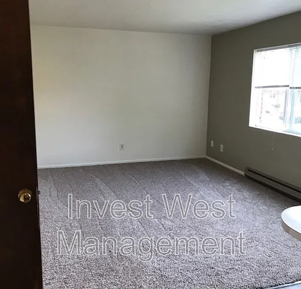 1944 Hudson St #11 — Photo 11