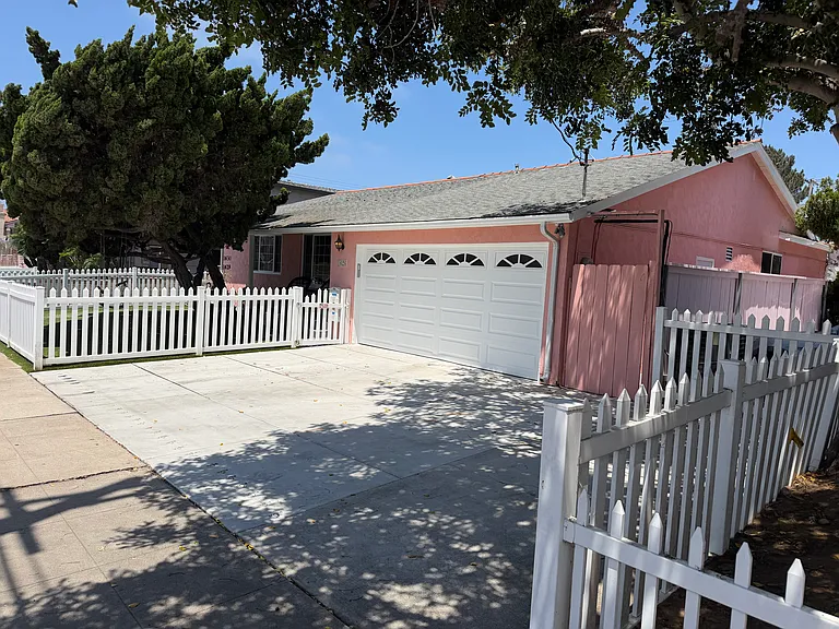 1626 Oliver Ave — Photo 2