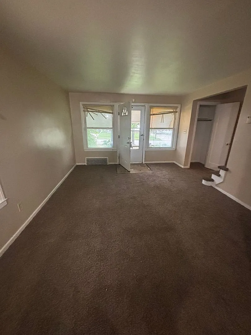 2bd Duplex Cash Pay/Vouchers — Photo 2
