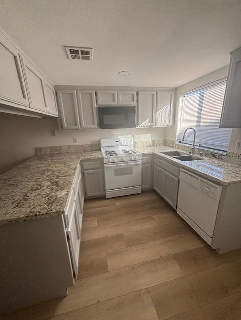 Newly Renovated 2-Bedroom Townhouse with 2-Car Garage in Quailwood Move-In Ready! — Photo 3