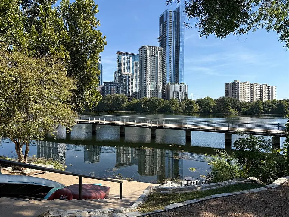 500 E Riverside Dr #216