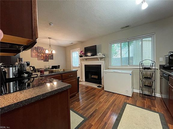 3rd image of 458 Peregrine St