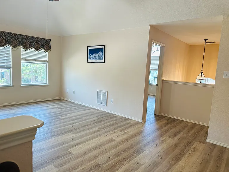 313 Broadmoor Dr — Photo 8
