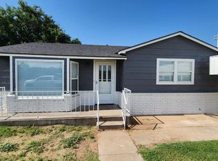 704 12th St, Shallowater, TX 79363