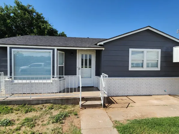 704 12th St, Shallowater, TX 79363