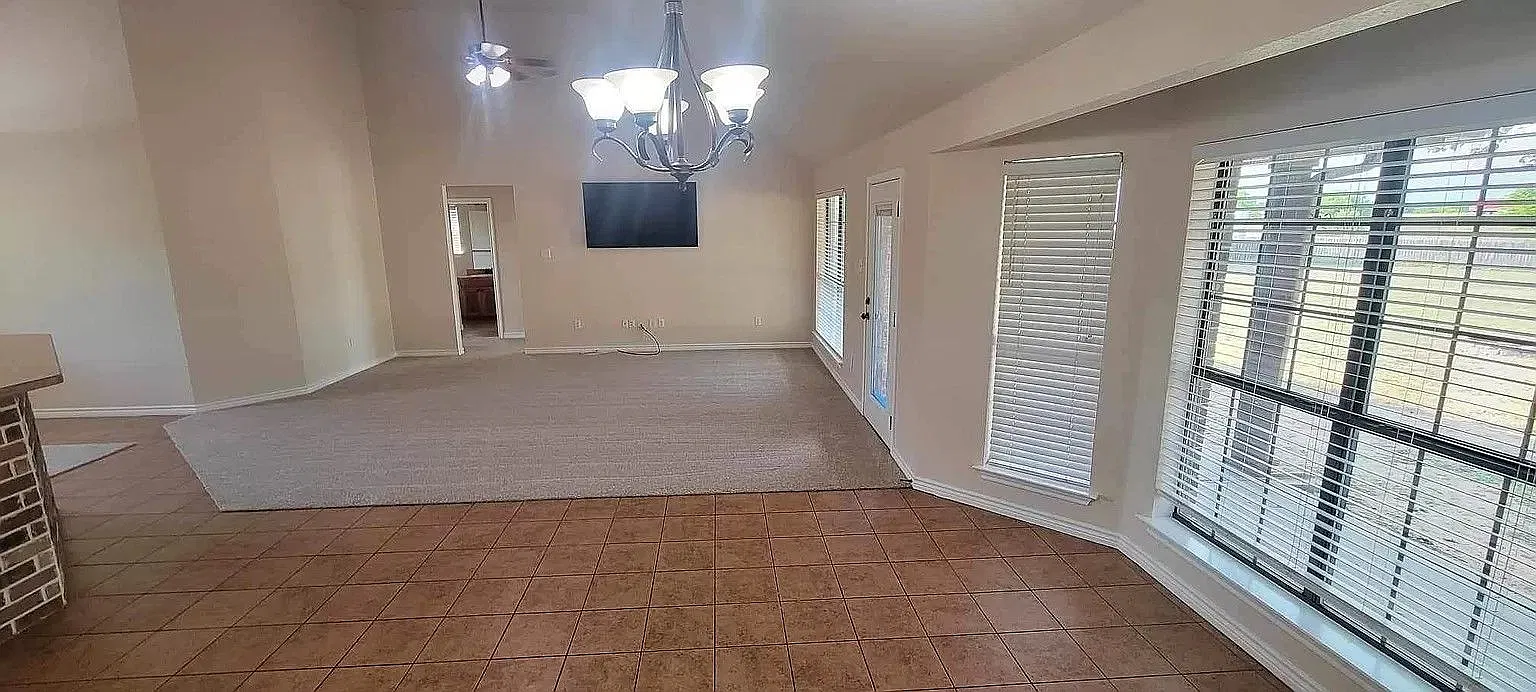 3 bed, 2.0 bath, 1789 sqft, $2,300 — Photo 3