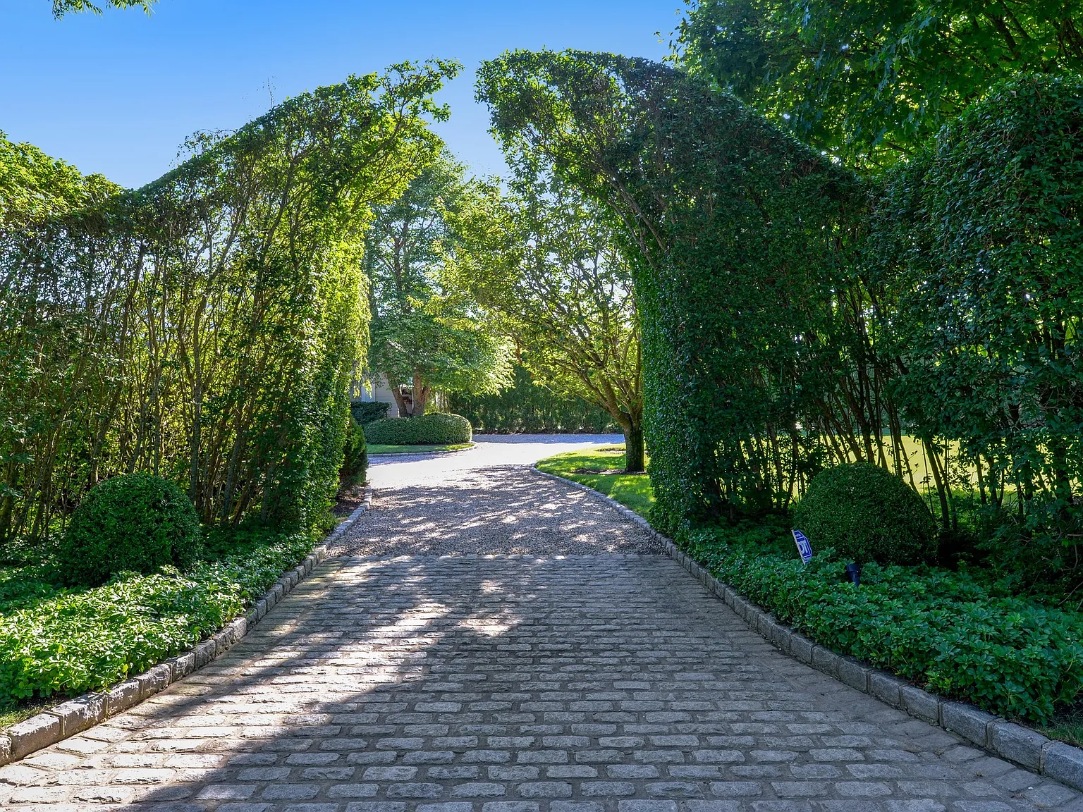 Estate Home With Tennis and Heated Pool — Photo 3