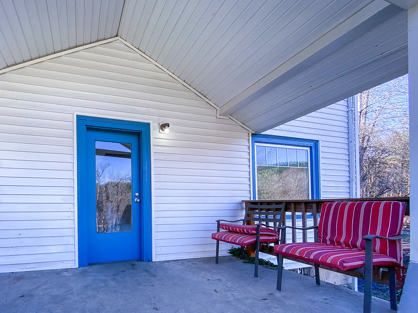 Beautiful Country Living 4 Bed + 1 Bath!! Updated House with tons of Charm! Washer and Dryer Hookups — Photo 3