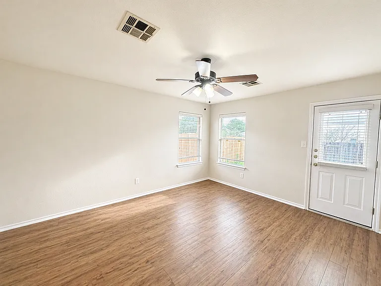200 Meadow Park Dr — Photo 3