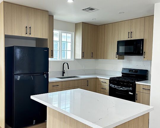 3rd image of 4232 Sunnyslope Ave