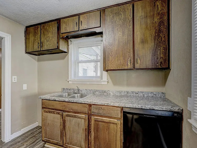 1713 N Page Ave — Photo 18