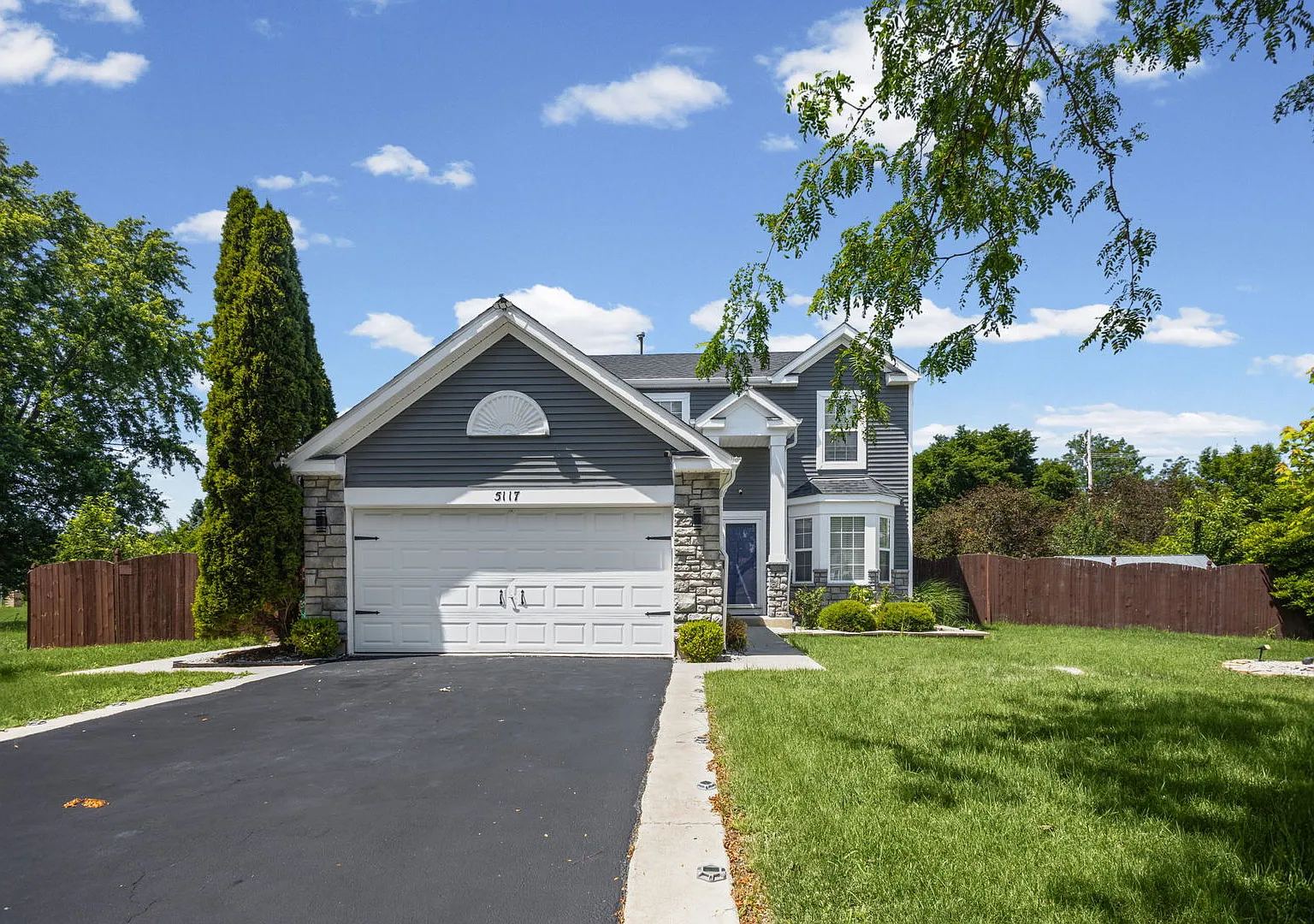 3 bed, 2.5 bath, 1728 sqft, $3,200 — Photo 2