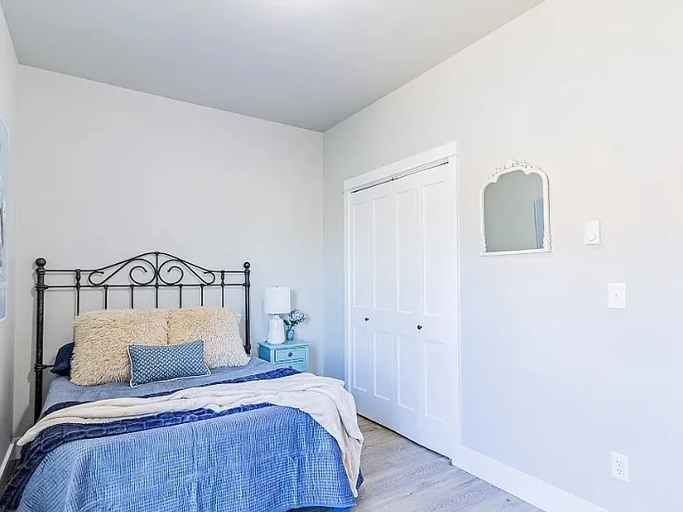 900 Evans Ave — Photo 2