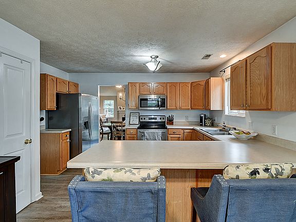 4th image of 17821 Village Center Dr
