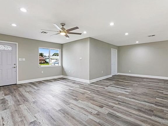 3rd image of 877 Oakwood Dr