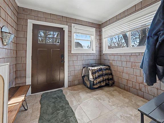 3rd image of 340 W Maplehurst St