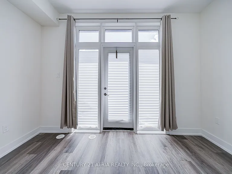 1 Bond Cres #1 — Photo 37