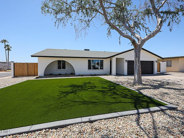 11202 N 43rd Dr — Photo 1