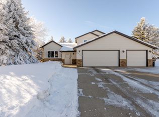 4313 Crown Point Rd NW, Mandan, ND 58554