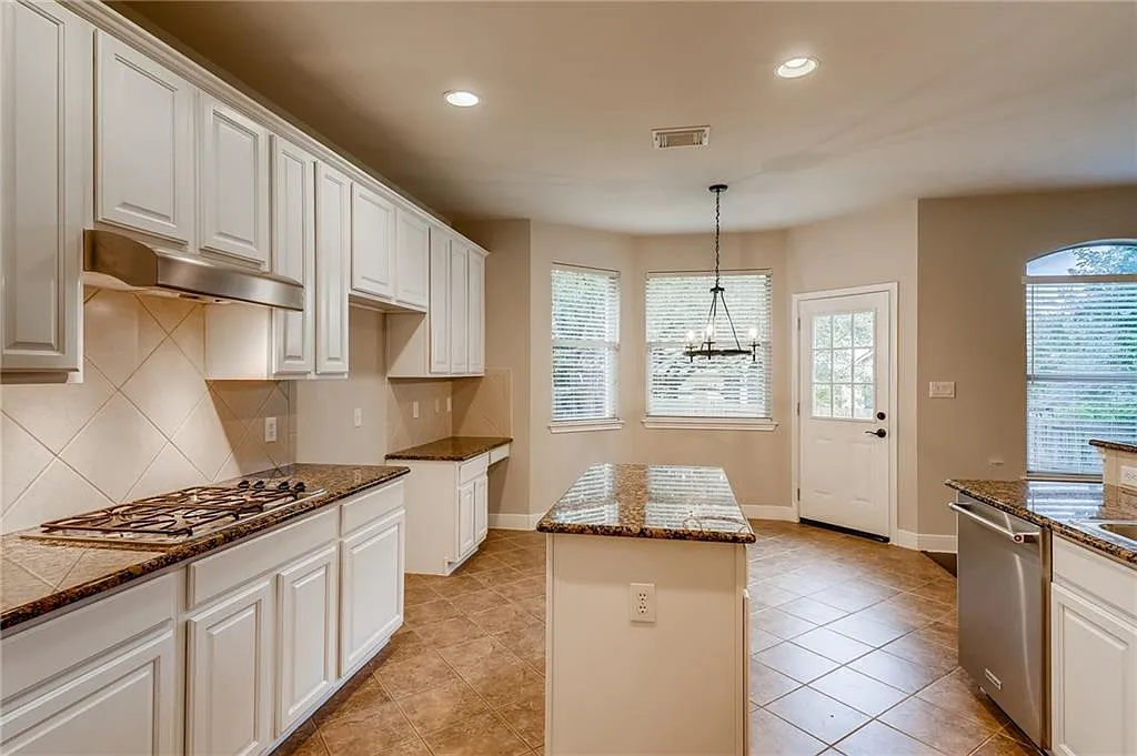 4 bed, 2.5 bath, 2744 sqft, $2,950 — Photo 1