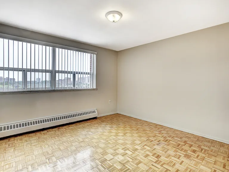 2503 Hurontario St — Photo 16