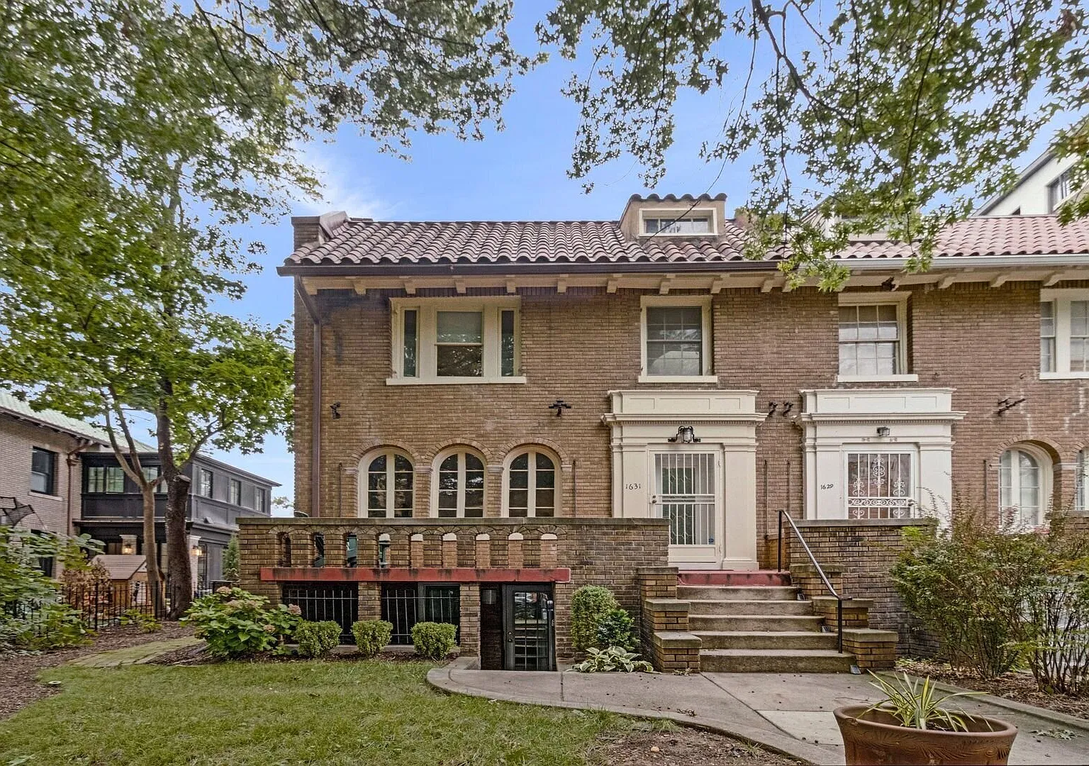 Gorgeous 2Bed/1Bath in the Middle of Everything! High Ceilings + Private Entrances — Photo 2