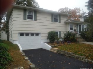 33 Daniel Brown Dr, Groton, CT 06355