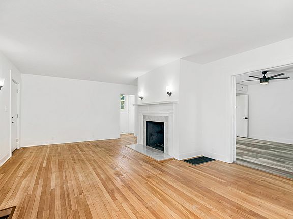 4th image of 1124 Ward Pkwy #200