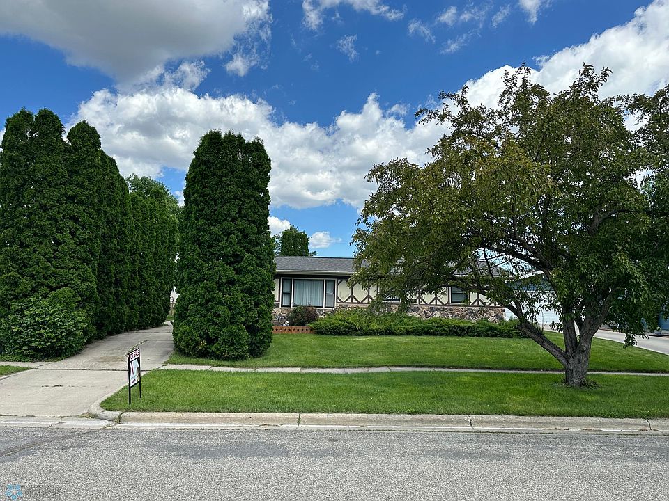1st image of 620 3rd Ave E