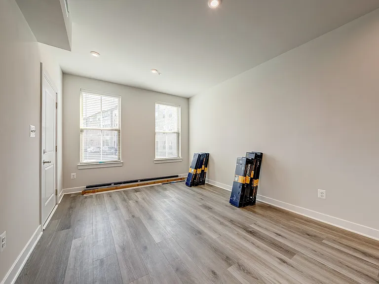 42560 Invergordon Ter — Photo 7