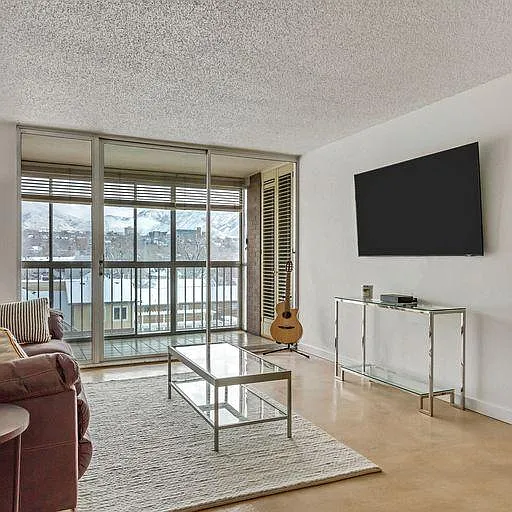 2 bed, 1056 sqft, $1,900 — Photo 4
