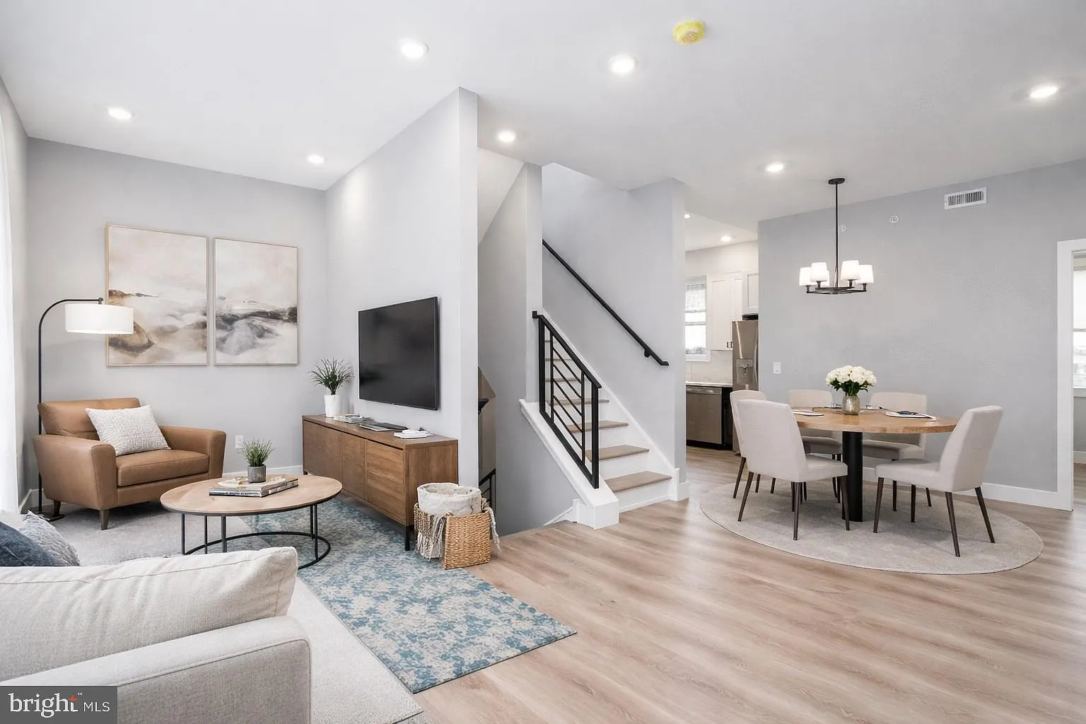 3 bed, $2,700 — Photo 2