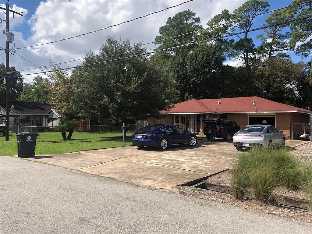 2105 Couch St, Houston, TX 77008 | Zillow