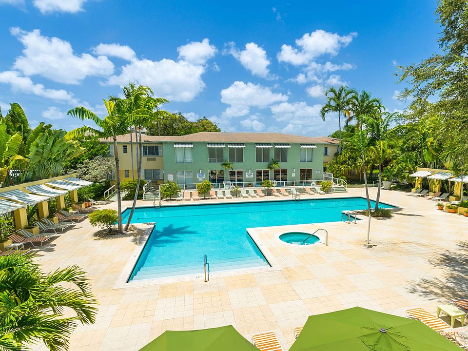 Design Place Miami's Outdoor Swimming Pool Deck