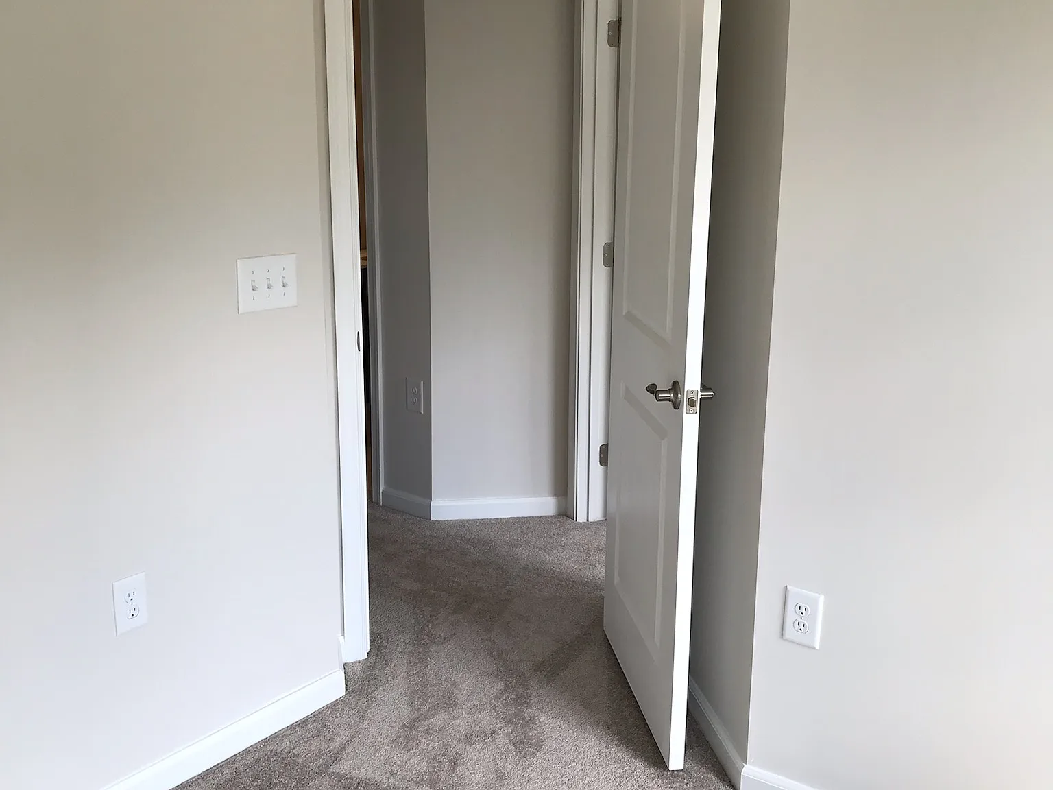 3 bed, 2.5 bath, 1672 sqft, $2,400 — Photo 2