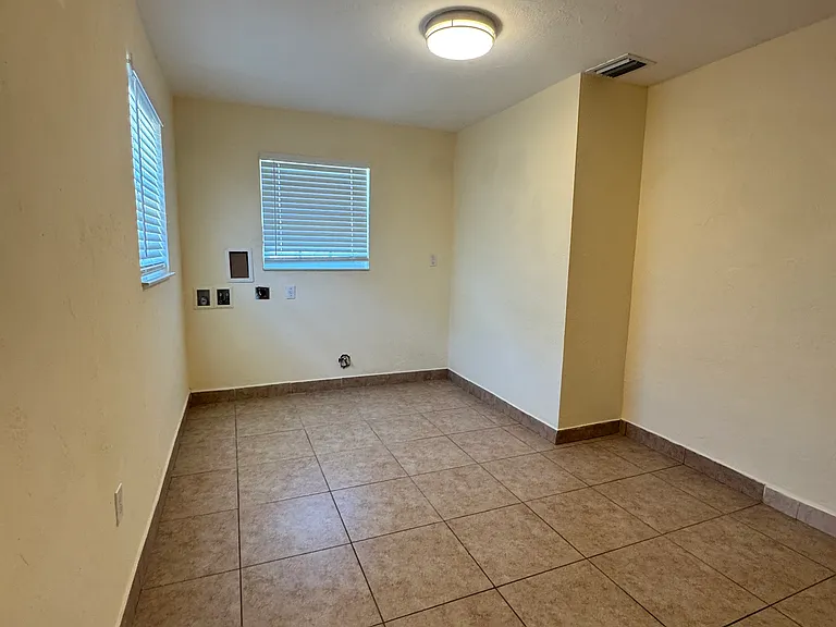 4601 SW 24th St — Photo 3