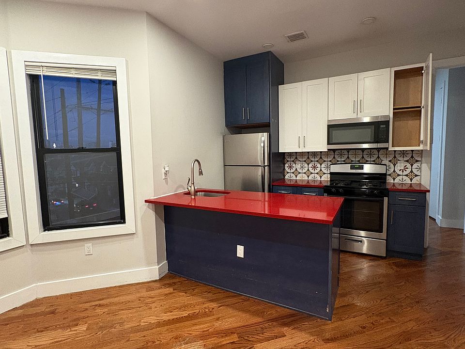 1st image of 739 Garfield Ave Floor 3
