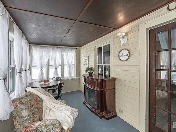 Welcoming porch for additional space to use as you desire.