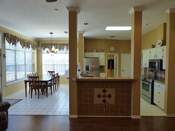 5th image of 709 Oakview Dr