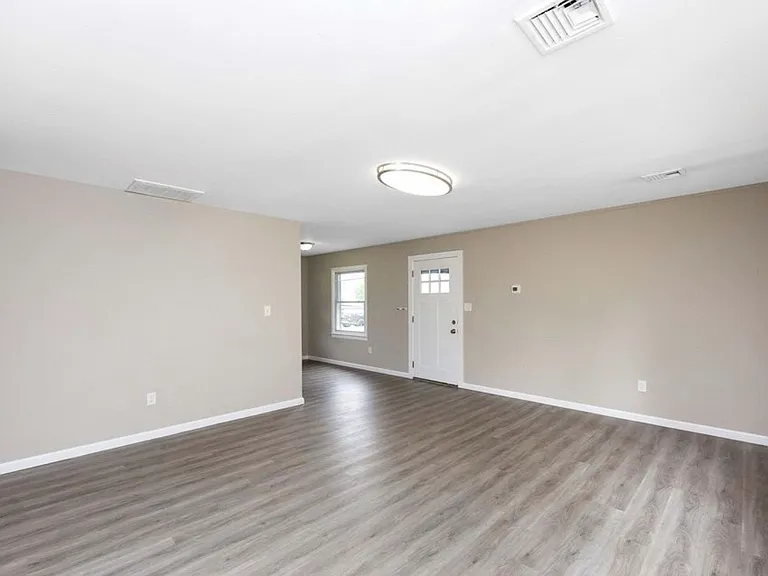 83 Buckingham Dr — Photo 3