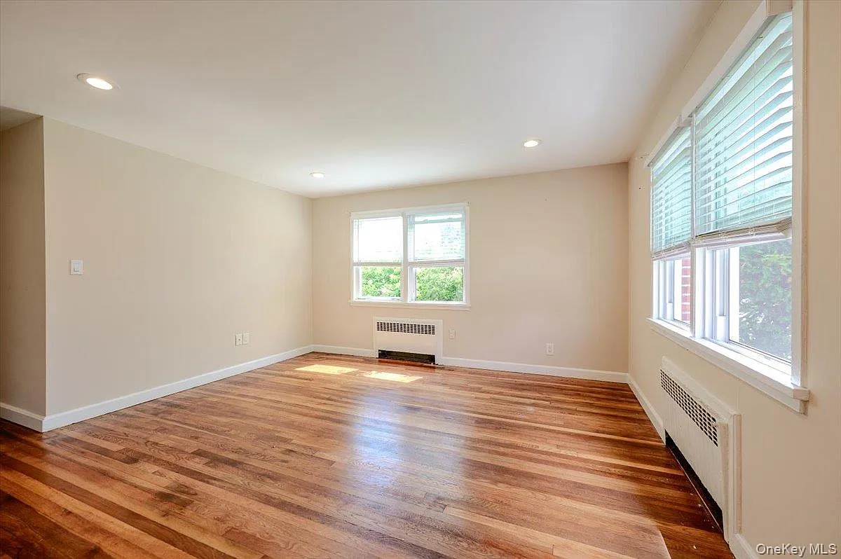 2 bed, 1.0 bath, 2700 sqft, $3,200 — Photo 4