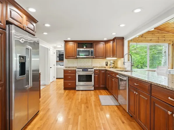 29 Harvest Dr, Duxbury, MA 02332