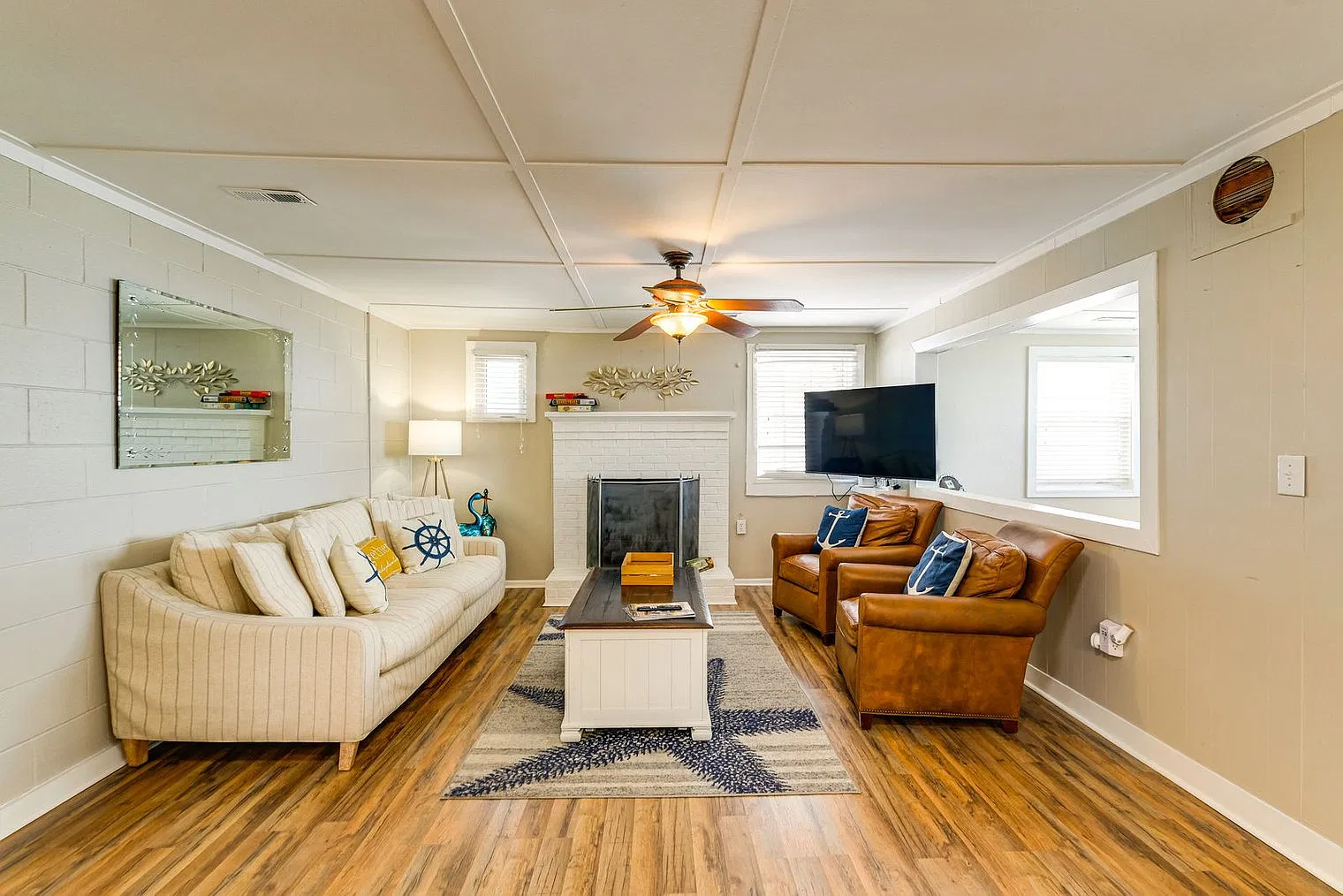 3 bed, 1.0 bath, 1291 sqft, $3,273 — Photo 1